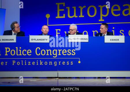 Berlino, Germania. 04th Feb, 2020. Dieter Romann (l-r), presidente della polizia federale tedesca, Michael o'Flaherty, direttore dell'Agenzia dell'Unione europea per i diritti fondamentali, Hans-Gert Pöttering (CDU), ex presidente del Parlamento europeo, E Jürgen Ebner, vice direttore dell'autorità di polizia dell'Unione europea (Europol), si riuniranno sul palco durante il 25th Congresso europeo di polizia. Il motto dell'evento è "l'Europa: Applicare lo Stato di diritto". Credito: Gregor Fischer/Dpa/Alamy Live News Foto Stock