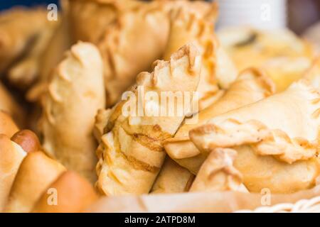 Street food - Fresche paties sul mercato alimentare. Foto Stock