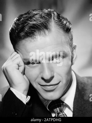 Frank SINATRA (1915-1998) Foto promozionale del cantante e attore cinematografico americano circa il 1950 Foto Stock