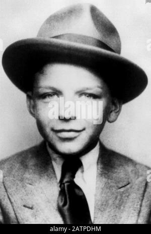 Frank SINATRA (1915-1998) Foto promozionale di cantante e attore cinematografico americano come adolescente Foto Stock