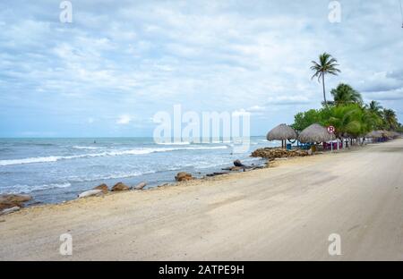 cabañas a la orilla del mar en playa colombiana Foto Stock