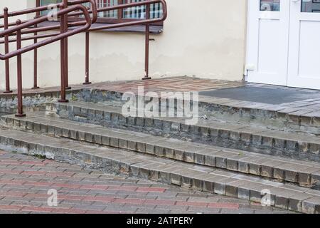 Gradini in mattoni all'ingresso dell'edificio Foto Stock