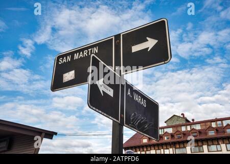 Cartello con il nome di Antonio Varas, strada nel centro di Puerto Montt, regione di Los Lagos, Patagonia, Cile Foto Stock