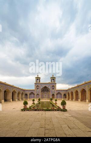 Moschea Di Nasir-Ol-Mok O Cortile Della Moschea Rosa, Shiraz, Provincia Di Fars, Iran, Asia Foto Stock