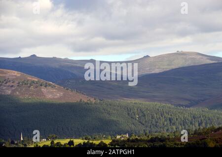 The Granite Pors on the Munros Beinn A' Bhuird e ben Avon on Route to the Scottish Mountain Corbett Creag nan Gabhar, Cairngorms National Park, Foto Stock