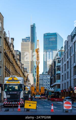 La strada 'London Wall' è chiusa mentre una gru è utilizzata nei lavori di costruzione. Foto Stock