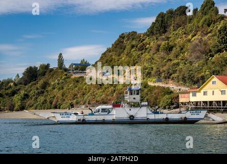 Caleman traghetto auto che collega la città di Dalcahue con Isla Quinchao, l'arcipelago di Chiloe, la regione di Los Lagos, Patagonia, Cile Foto Stock