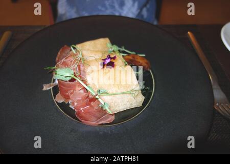 Prosciutto Di Parma A Fette Sottili (Prosciutto) E Melone Melone Di Partenza Cantalupo Presso Il Ristorante Italiano Di Siena, Azul Beach Resort Hotel. Puerto Morelos. Riviera Maya. Foto Stock