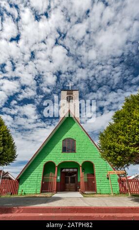 Iglesia Santo Judas Tadeo, chiesa in legno merlito nella città di Curaco de Velez a Isla Quinchao, Arcipelago di Chiloe, regione di Los Lagos, Patagonia, Cile Foto Stock