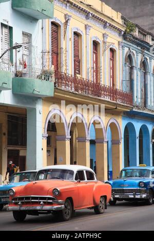 Cuba, l'Avana, scena di strada, architettura storica, auto d'epoca, Foto Stock