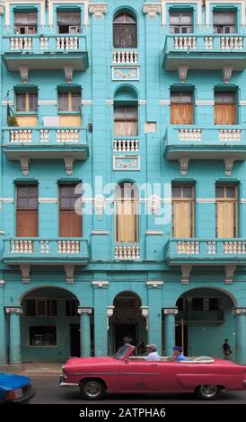 Cuba, l'Avana, scena di strada, architettura storica, auto d'epoca, Foto Stock