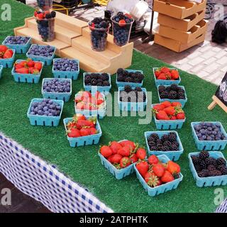 Frutta fresca e costosa per i turisti. Frutteto al mercato dei prodotti agricoli nel centro di Seattle. Foto Stock