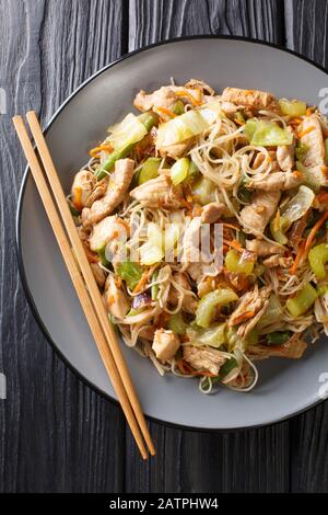 Il riso fritto Filippino Bihon il Noodles di frittata è un piatto classico che è facile da fare con gli ingredienti semplici primo piano in un piatto sul tavolo. Verticale a. Foto Stock