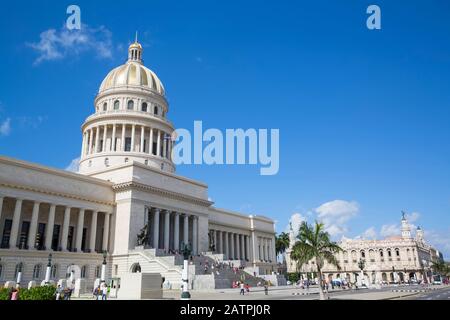 Campidoglio con i turisti sulla parte anteriore dei gradini, patrimonio dell'umanità dell'UNESCO, Città Vecchia; l'Avana, Cuba Foto Stock