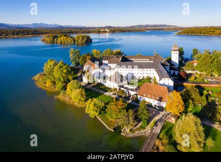 Monastero benedettino Frauenwoerth su Fraueninsel, Frauenchiemsee, dietro Krautinsel e Herreninsel, Chiemsee, Alpi, Chiemgau, vista aerea Foto Stock