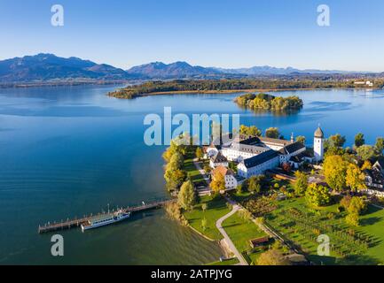 Molo di vapore e monastero benedettino Frauenwoerth su Fraueninsel, Frauenchiemsee, dietro Krautinsel e Herreninsel, Chiemsee, Alpi, Chiemgau Foto Stock