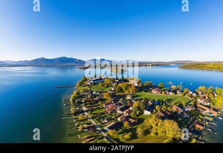 Fraueninsel, Frauenchiemsee, dietro Krautinsel e Herreninsel, Chiemsee, Alpi, Chiemgau, veduta aerea, Foreland alpine, alta Baviera, Baviera Foto Stock