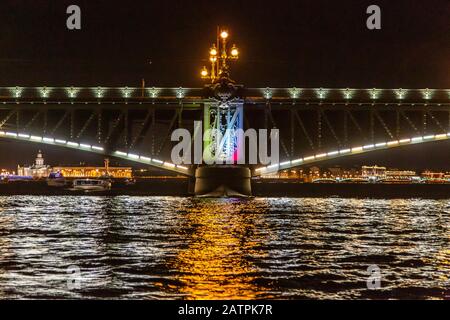 Aperto Trinity Bridge sul fiume Neva di notte, San Pietroburgo, Russia Foto Stock