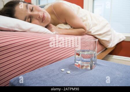 Metà donna adulta dormire nel letto Foto Stock