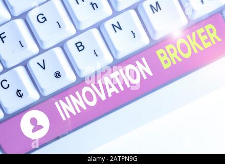 Scrittura a mano concettuale che mostra Innovation Broker. Il significato del concetto aiuta a mobilitare le innovazioni e a identificare le opportunità Foto Stock