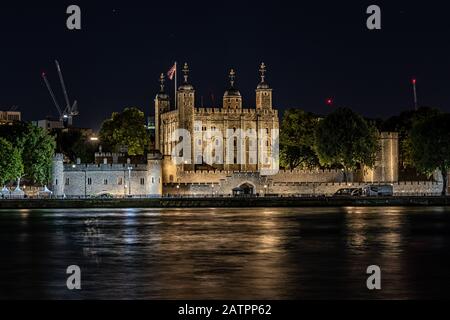 Londra, Inghilterra - 17 settembre 2018: Immagine HDR della Torre di Londra sul tamigi di notte, Londra, Regno Unito Foto Stock