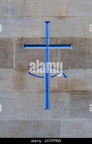 Croce cristiana Gesù Ichthys Pesce simbolo su una parete della chiesa a Camden Londra Foto Stock