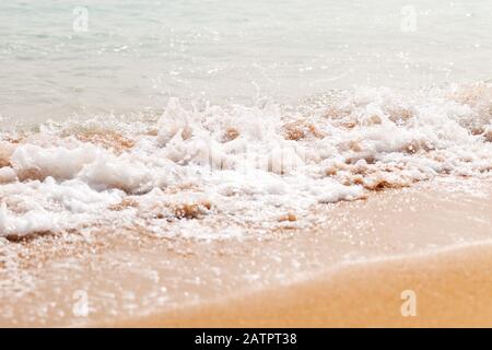 Potente Onda Blu si rompe lungo la riva. Close up. Foto Stock