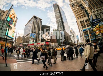 Un cartellone, centrale, a Herald Square a New York, solitamente dedicato alla pubblicità Nike, rende omaggio alla leggenda del basket Kobe Bryant, vista lunedì 27 gennaio 2020. Bryant è morto in un incidente in elicottero in California domenica all'età di 41 anni. (© Richard B. Levine) Foto Stock