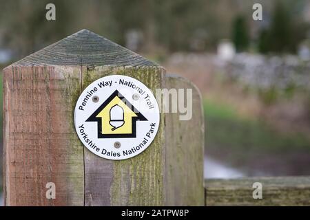 Indicazioni per Pennine Way, Malham Cove, Tarn e Dales High Way, North Yorkshire, Regno Unito Foto Stock