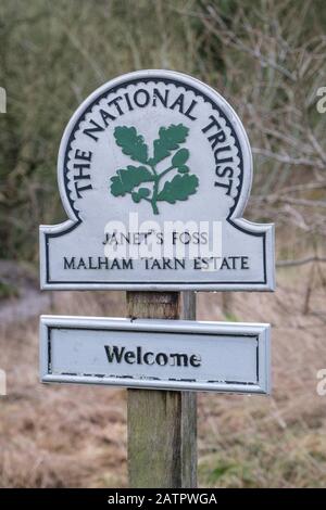 The National Trust Sign, Janet'S Foss, Vicino A Gordale Scary A Malhamdale, North Yorkshire. Foto Stock