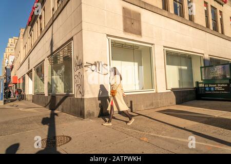 La gente cammina davanti a un magazzino vuoto, precedentemente occupato dal Gap, nel quartiere Chelsea a New York lunedì 3 febbraio 2020 ( © Richard B. Levine) Foto Stock