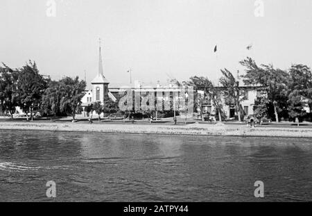 Unterwegs auf dem Suezkanal, Ägypten 1955. Viaggiando sul canale di Suez in nave lungo una piccola chiesa, l'Egitto 1955. Foto Stock