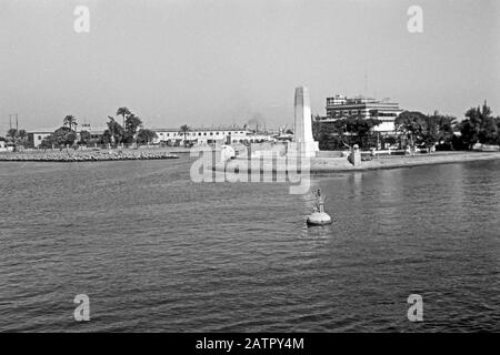 Unterwegs auf dem Suezkanal, vorbei an einer Hafeneinfahrt Ismailia, Ägypten 1955. Viaggiando sul canale di Suez in nave, qui all'entrata del porto di Ismailiya, Egitto 1955. Foto Stock