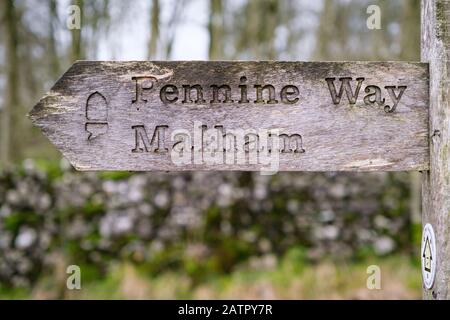 Indicazioni per Pennine Way, Malham Cove, Tarn e Dales High Way, North Yorkshire, Regno Unito Foto Stock