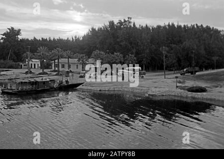 Unterwegs auf dem Suezkanal, Ägypten 1955. Viaggiando sul canale di Suez in nave, di fronte ad un porto turistico vicino a Ismailia, Egitto 1955. Foto Stock