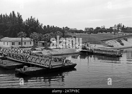 Unterwegs auf dem Suezkanal, Ägypten 1955. Viaggiando sul canale di Suez in nave, di fronte ad un porto turistico vicino a Ismailia, Egitto 1955. Foto Stock