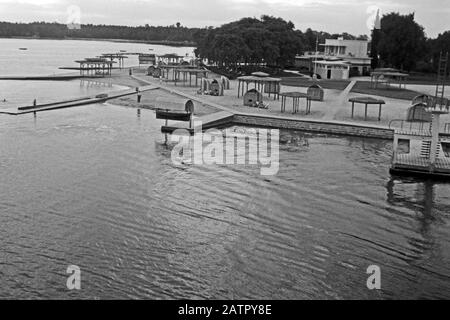 Unterwegs auf dem Suezkanal, Ägypten 1955. Viaggiando sul canale di Suez in nave, di fronte ad un porto turistico vicino a Ismailia, Egitto 1955. Foto Stock