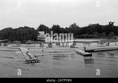 Unterwegs auf dem Suezkanal, Ägypten 1955. Viaggiando sul canale di Suez in nave, di fronte ad un porto turistico vicino a Ismailia, Egitto 1955. Foto Stock