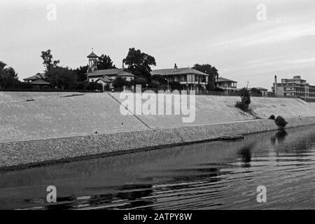 Unterwegs auf dem Suezkanal, vorbei an der Ajat Kirche vor Ismailia, Ägypten 1955. Viaggiando sul canale di Suez in nave, di fronte alla chiesa di Ajat vicino a Ismailia, Egitto 1955. Foto Stock