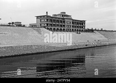 Unterwegs auf dem Suezkanal, vorbei am Suez Canal Authority Hospital vor Ismailia, Ägypten 1955. Viaggiando sul canale di Suez in nave, di fronte al Suez Canal Authority Hospital vicino a Ismailia, Egitto 1955. Foto Stock