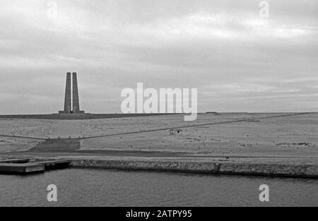 Unterwegs auf dem Suezkanal, Ägypten 1955. Viaggiando sul canale di Suez in nave, di fronte al monumento Gebel Maryam, Egitto 1955. Foto Stock