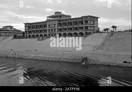 Unterwegs auf dem Suezkanal, vorbei am Suez Canal Authority Hospital vor Ismailia, Ägypten 1955. Viaggiando sul canale di Suez in nave, di fronte al Suez Canal Authority Hospital vicino a Ismailia, Egitto 1955. Foto Stock