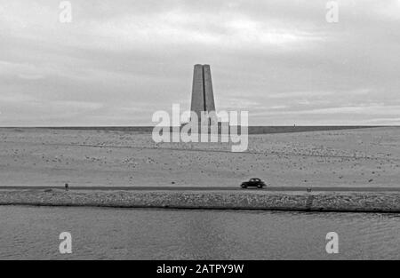 Unterwegs auf dem Suezkanal, Ägypten 1955. Viaggiando sul canale di Suez in nave, di fronte al monumento Gebel Maryam, Egitto 1955. Foto Stock