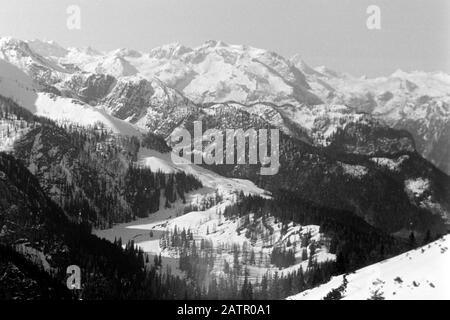 Mit der Seilbahn auf den Jenner. Sicht auf das Steinerne Meer und die Schönfeldspitze, 1957. Salita del monte Jenner via ropeway, Vista dell'altopiano di Steinernes Meer e Schönfeldspitze, 1957. Foto Stock