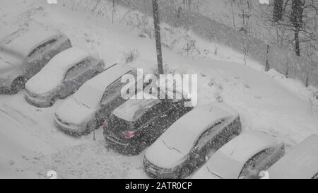 Mosca - 10 gennaio: Il conducente pulisce la neve dal parabrezza il 10 gennaio 2018 a Mosca, Russia. Foto Stock