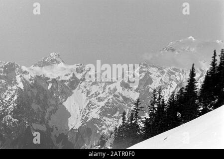 Mit der Seilbahn auf den Jenner. Sicht auf den Großen Hundstod, den Hundstodkendelkopf und die Südspitze des Watzmann, 1957. Salita del monte Jenner via ropeway, Vista di Großer Hundstod, Hundstodkendelkopf e la vetta sud di Watzmann, 1957. Foto Stock