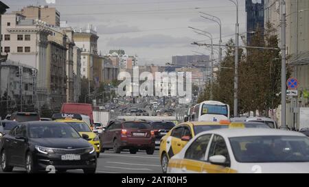 Mosca - 14 OTTOBRE: Traffico automobilistico sulla strada principale di Tverskaya il 14 ottobre 2018 a Mosca, Russia. Foto Stock