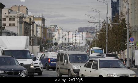 Mosca - 14 OTTOBRE: Traffico automobilistico sulla strada principale di Tverskaya il 14 ottobre 2018 a Mosca, Russia. Foto Stock