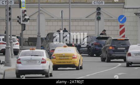 Mosca - 14 OTTOBRE: Traffico automobilistico sulla strada principale di Tverskaya il 14 ottobre 2018 a Mosca, Russia. Foto Stock