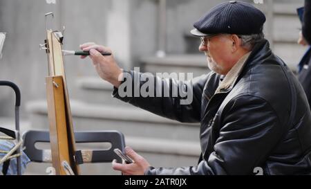 Mosca - 27 SETTEMBRE: L'artista si ispira a Old Arbat Street il 27 settembre 2019 a Mosca, Russia. Foto Stock